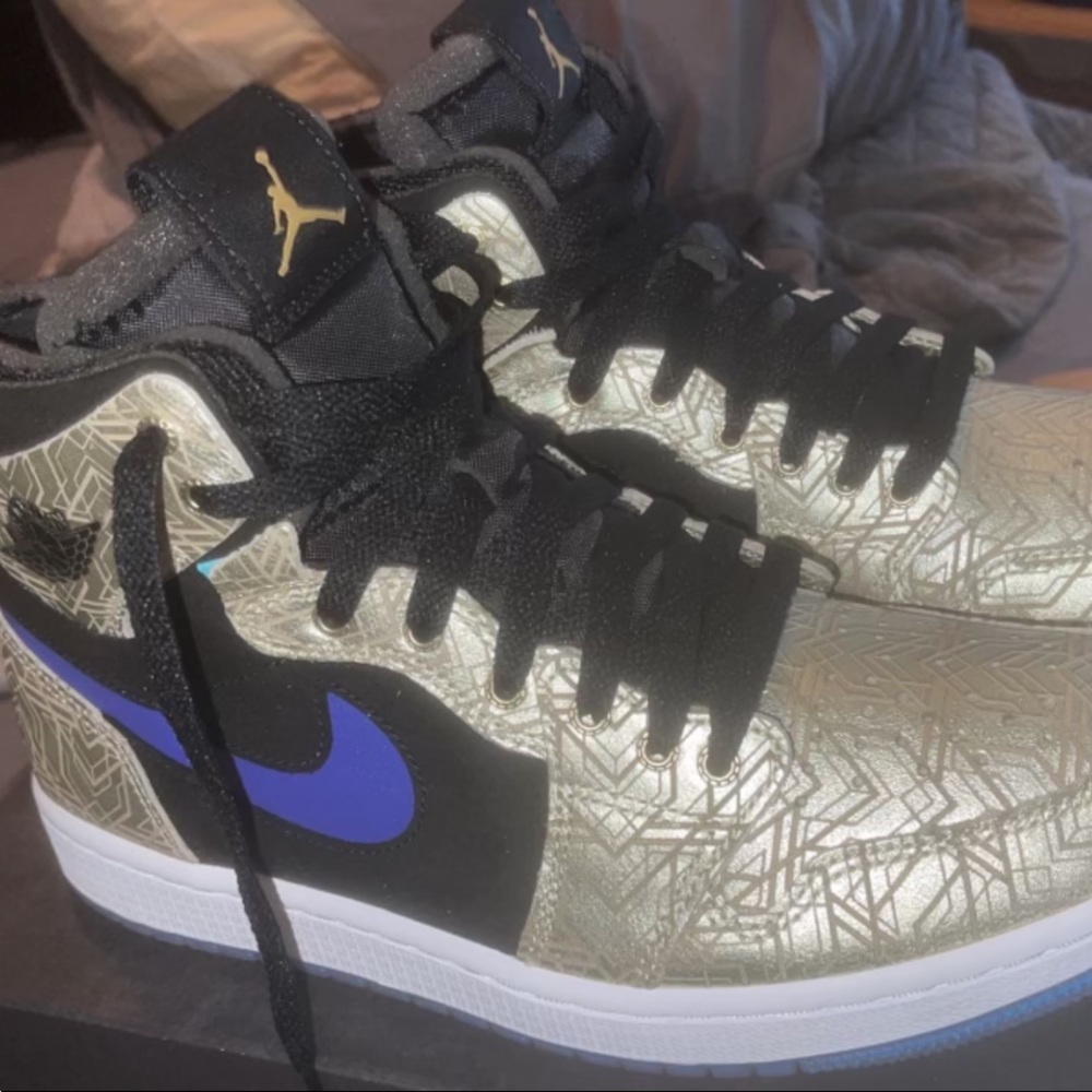 Size 8 in men. Jordan 1s